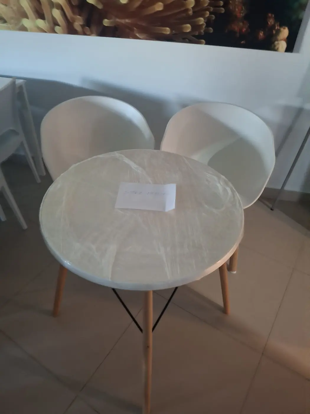 Mesa y sillas protegidas con film entregadas en una clínica