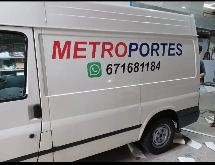 Furgoneta rotulada de Metroportes con el número de WhatsApp 671681184