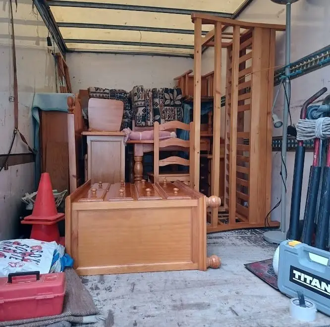 Muebles de madera bien colocados en el camión durante una pequeña mudanza