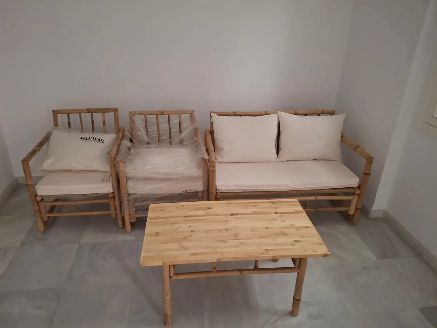 Conjunto de muebles de terraza de bambú entregado y colocado en una vivienda