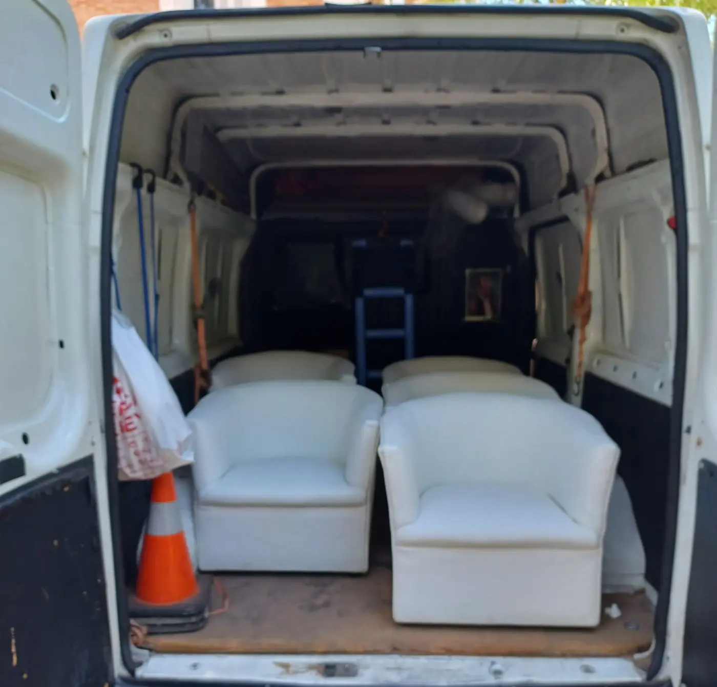 Sillones cargados y asegurados en la furgoneta para un porte en Sevilla